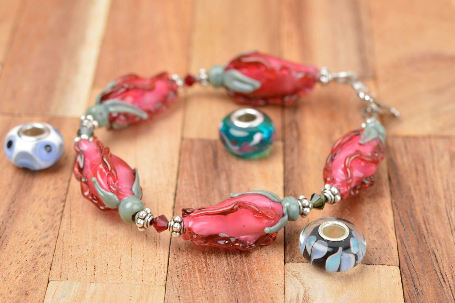 Bracelet verre Bijou fait main design original fleurs rose pâle Accessoire femme photo 1