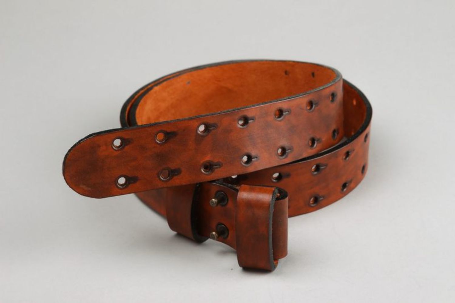 Cinturón de diseñador hecho de cuero de vaca foto 4