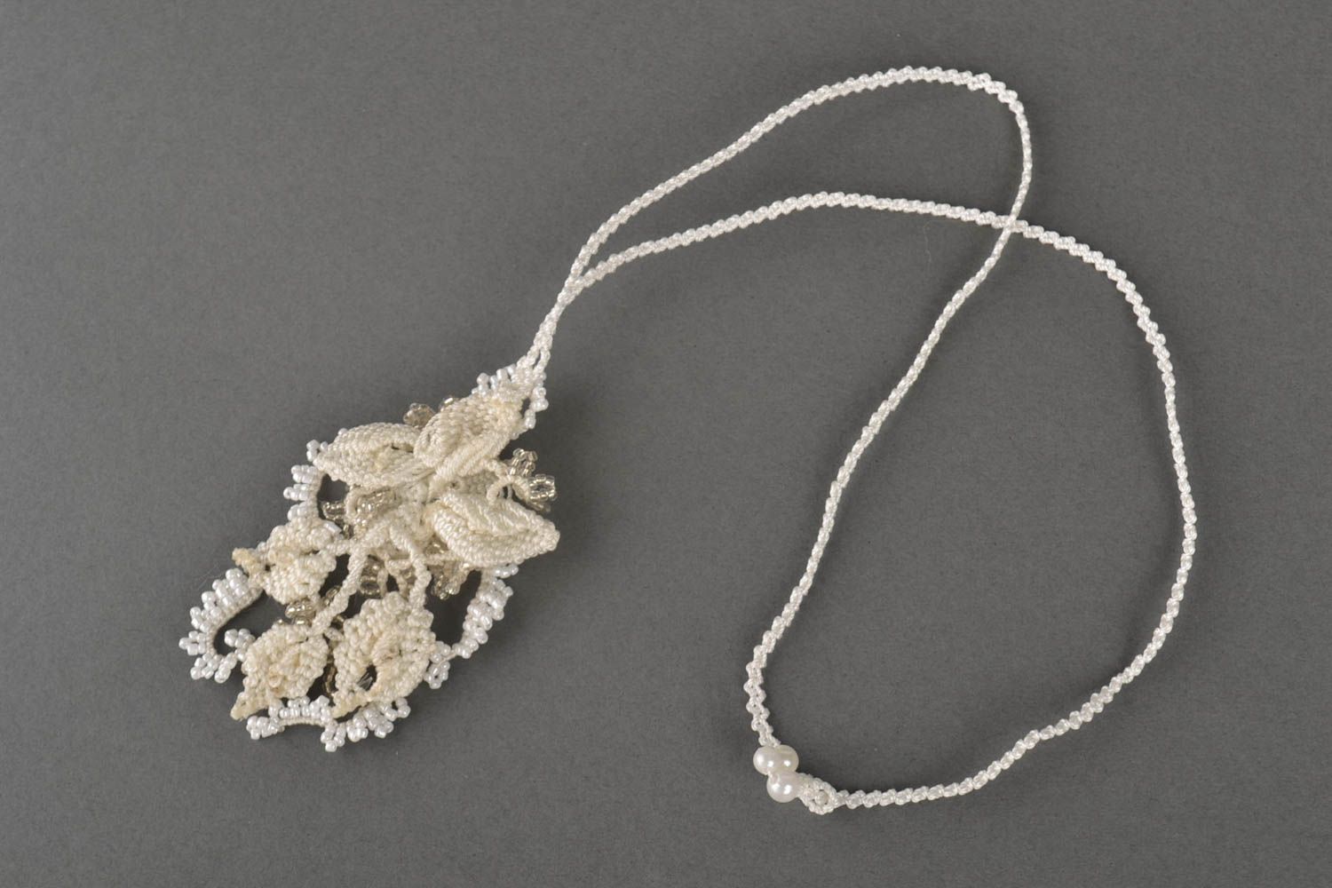 Pendentif blanc Bijoux fait main Accessoire femme en fils et perles de rocaille photo 3