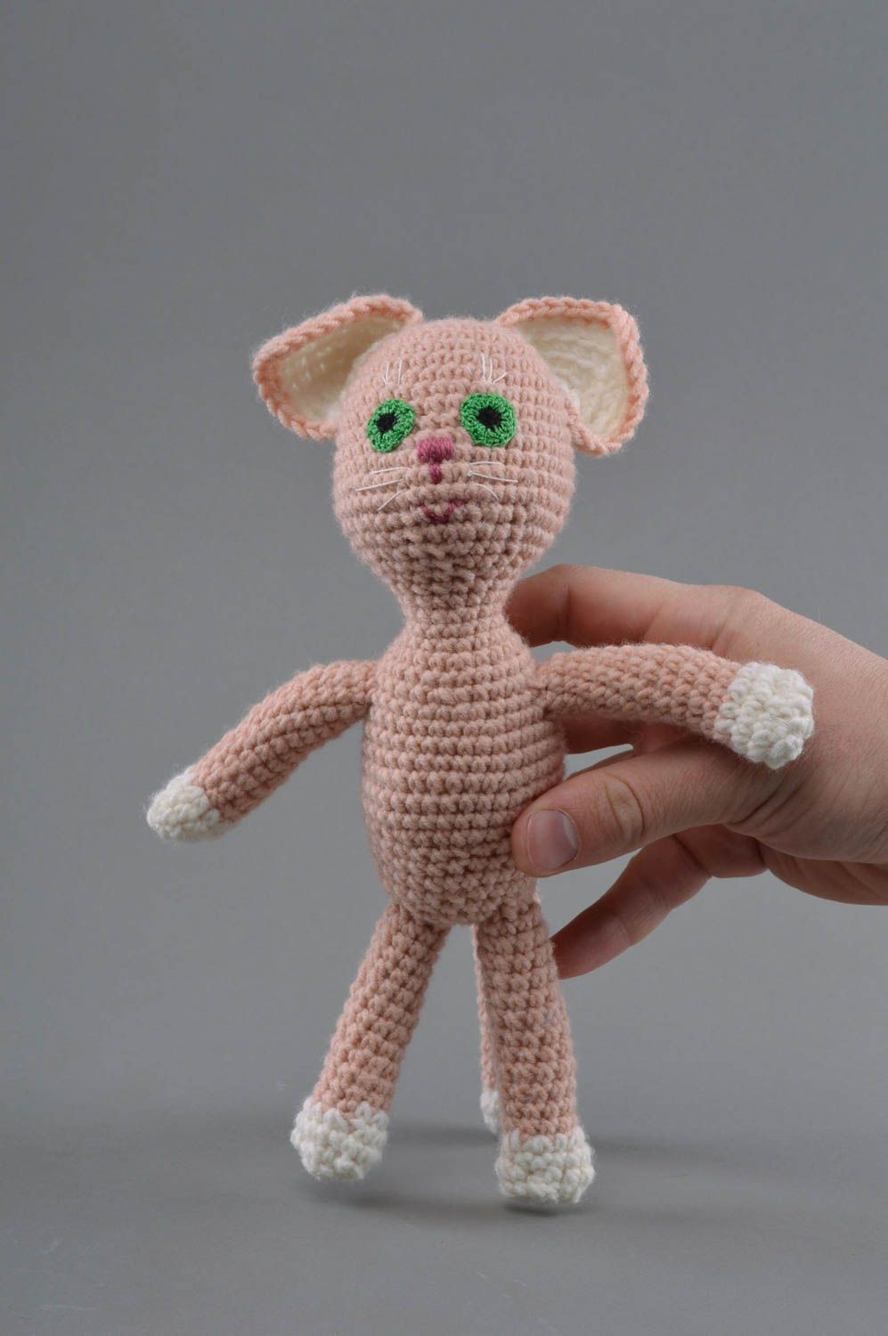 Jouet tricoté original fait main petit pour enfant en forme de chat rose photo 4