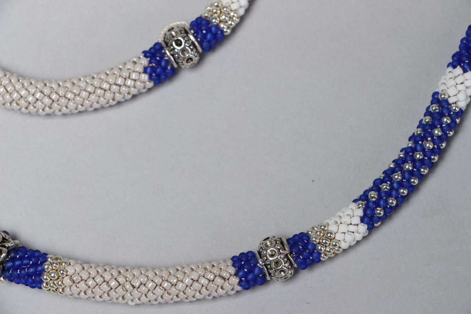 Collier crocheté en perles de rocailles Fleurs bleues photo 2
