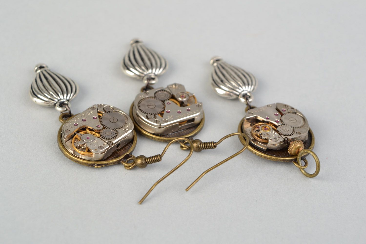 Ciondolo e orecchini in metallo fatti a mano accessori originali da donna
 foto 5