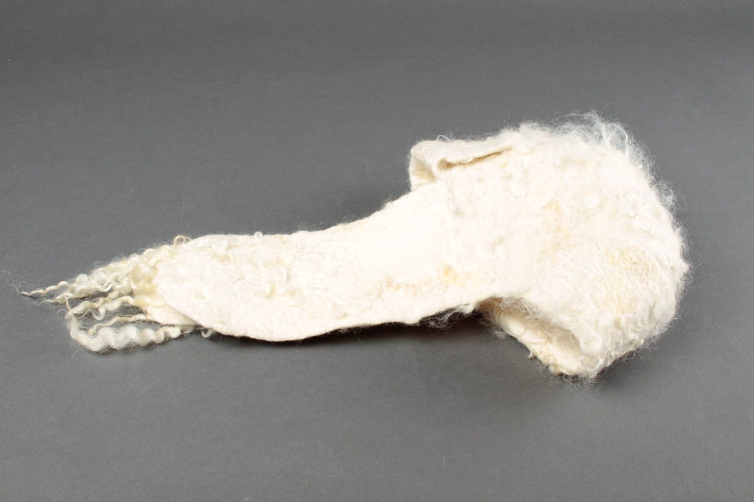 Bonnet blanc fait main Vêtement femme chaud en laine feutrée Cadeau original photo 3