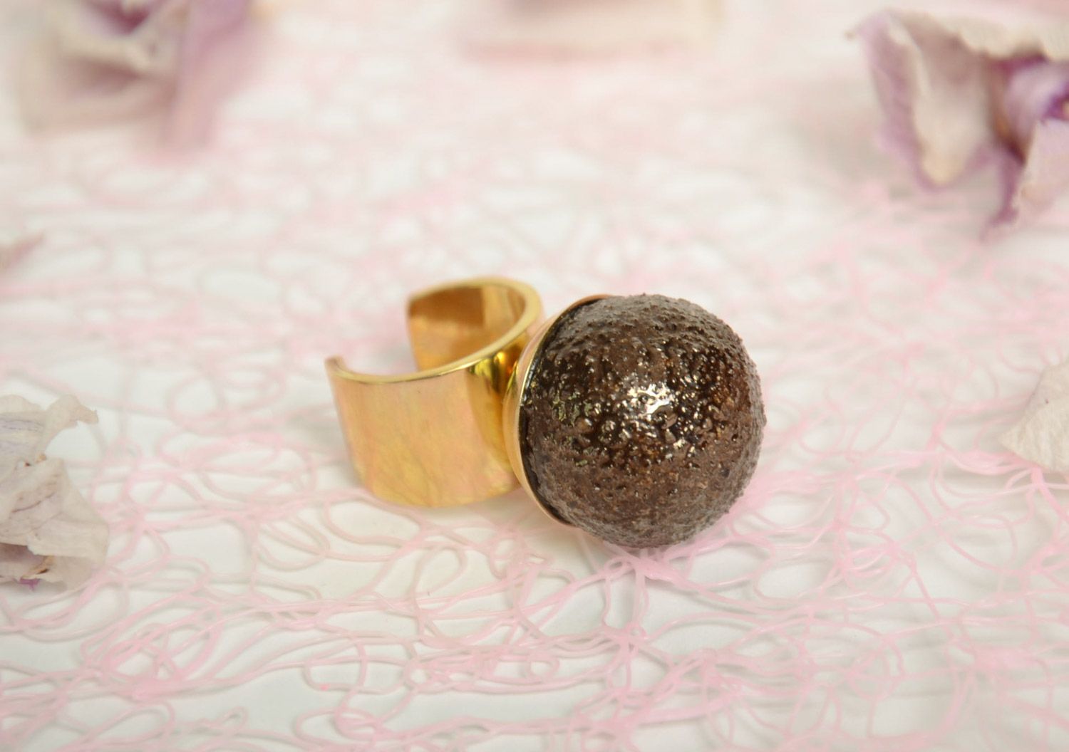 Коричневое кольцо из керамики с латунной основой ручной работы авторское женское фото 1