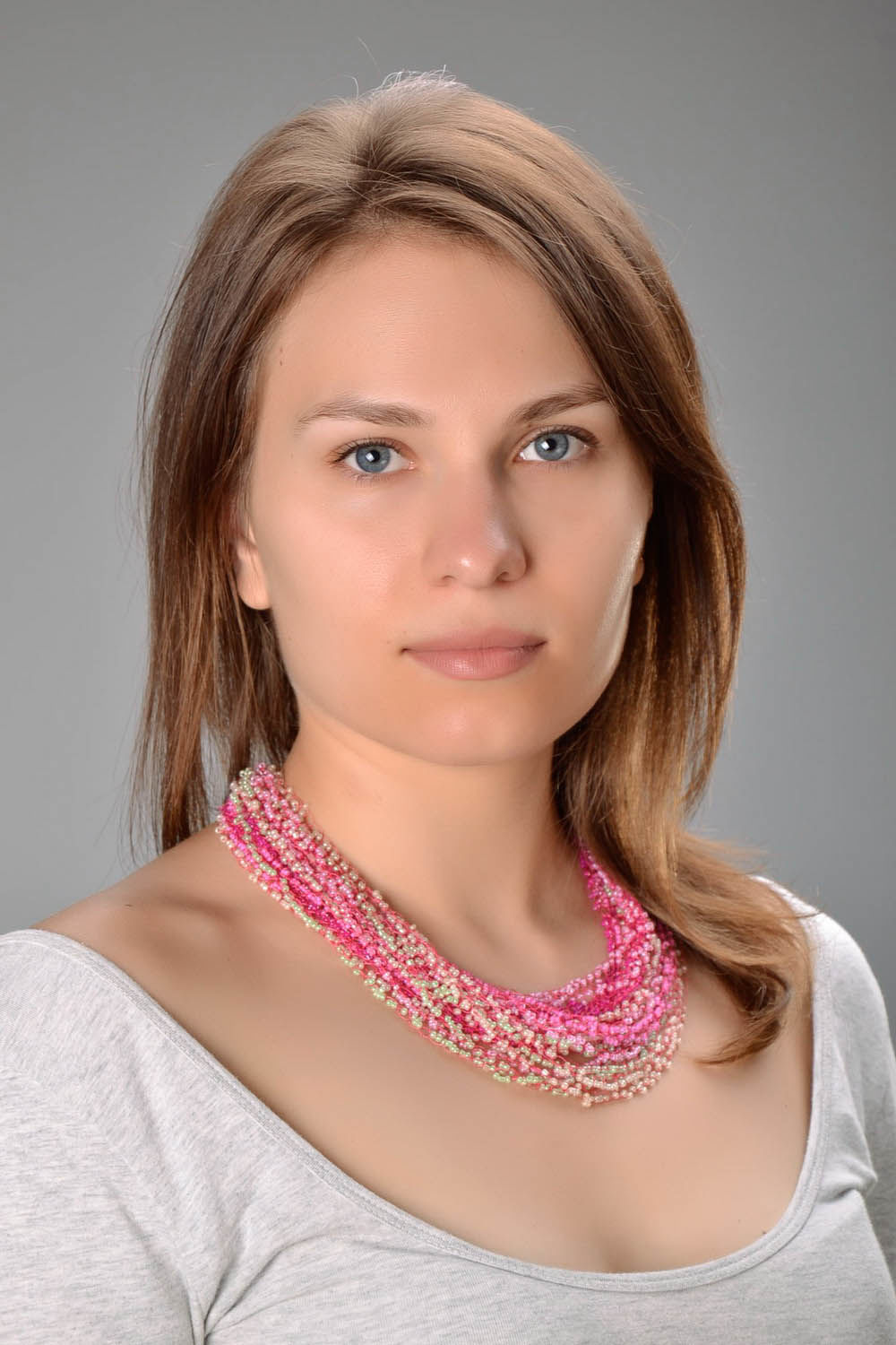 Bead necklace in shades of pink color photo 5