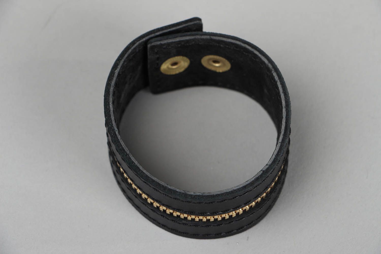 Черный кожаный браслет с молнией фото 3