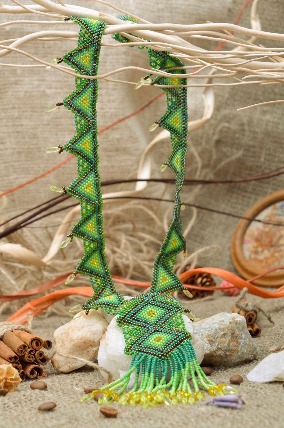 Guerdan fait main en perles de rocailles design original tressé vert avec motif photo 1
