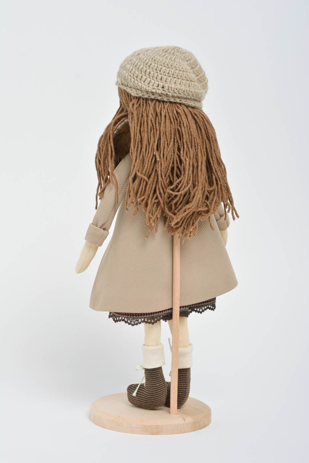Игрушка кукла из ткани девочка в пальто на подставке небольшая ручной работы  фото 4