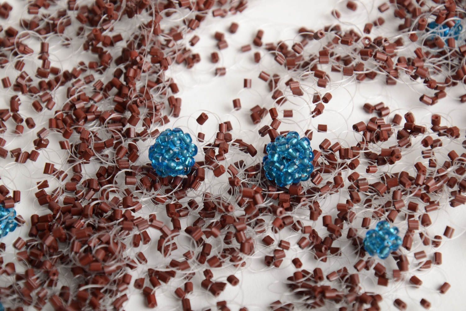 Collier marron en perles de rocaille avec éléments bleus fait main volumineux photo 5