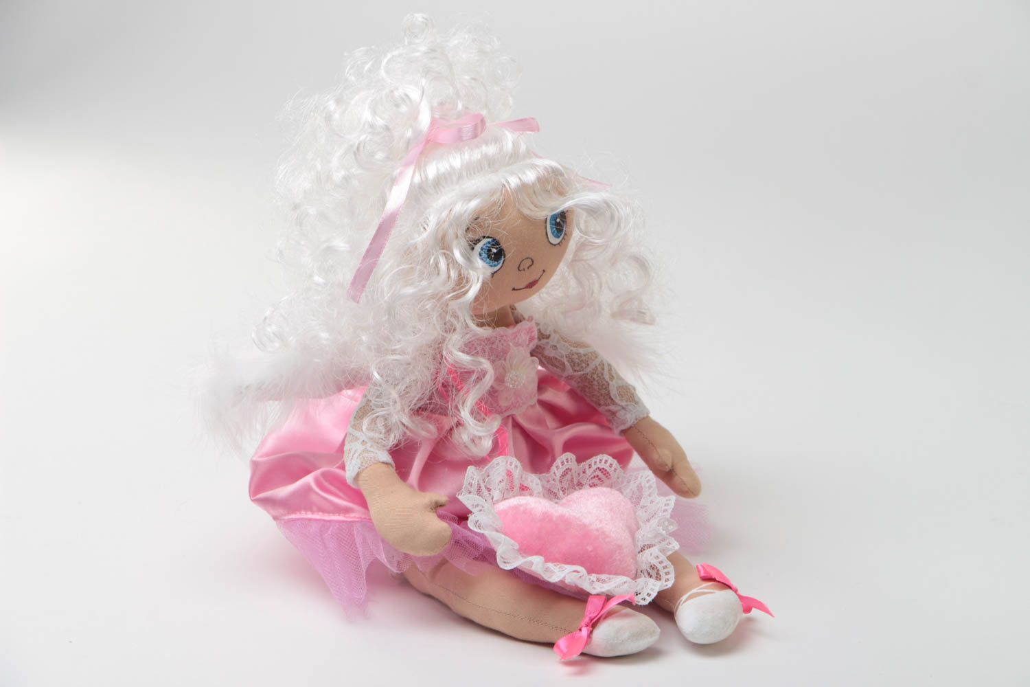 Muñeca de trapo de algodón hecha a mano textil bonita para niños Angelito foto 2