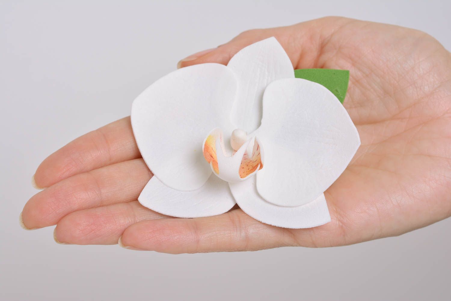 Barrette à cheveux avec belle fleur blanche d'orchidée faite main en foamiran photo 3