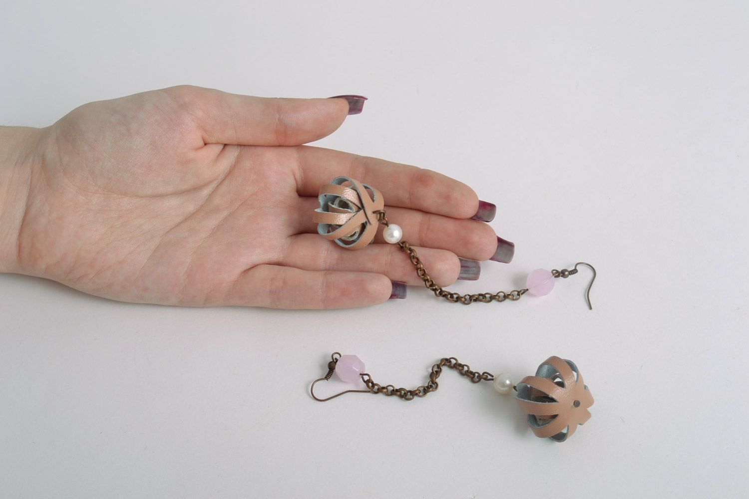 Lange beige Ohrringe aus Leder und echten Steinen mit Kette weiblich handmade foto 5