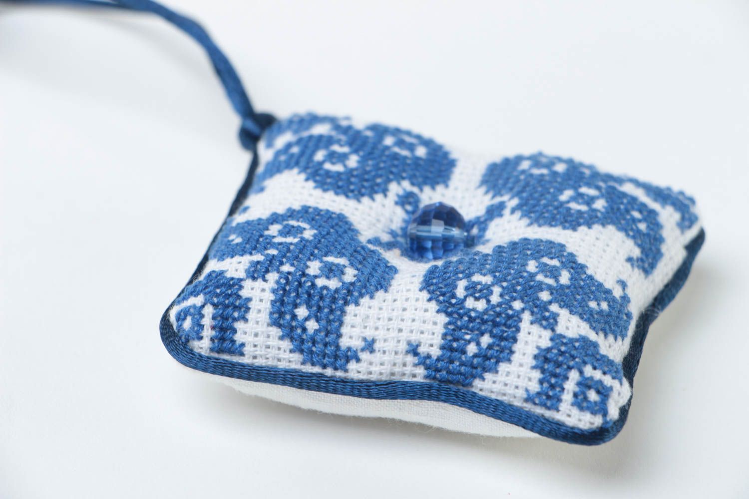 Almohadilla para agujas artesanal original de tela bordada con ojete azul   foto 3