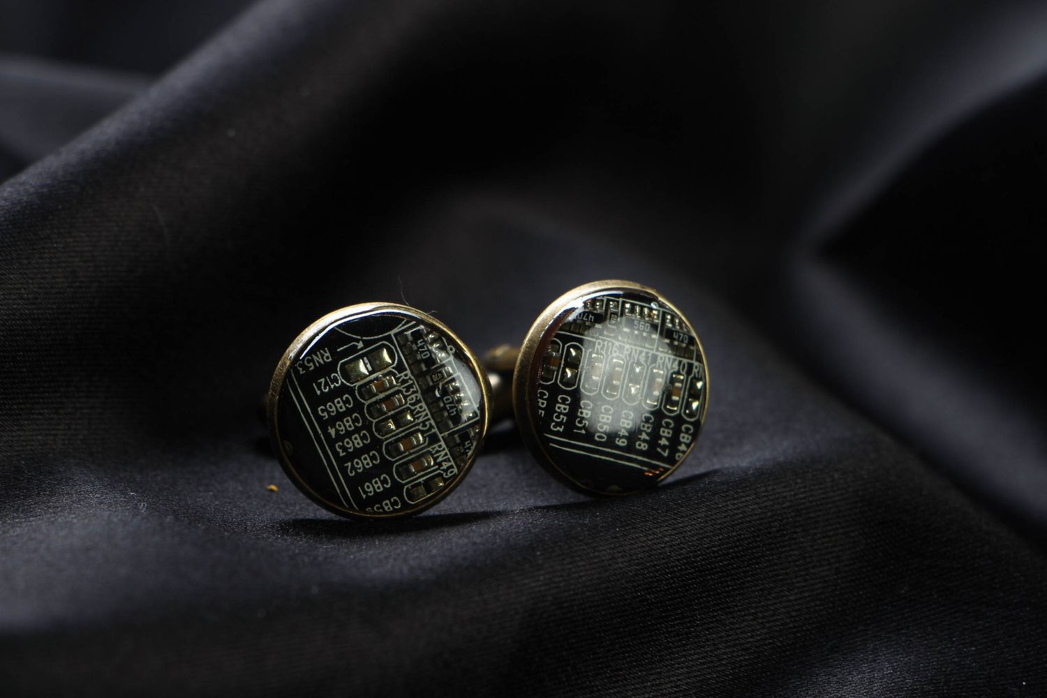 Round cufflinks with microchips for shirt photo 1