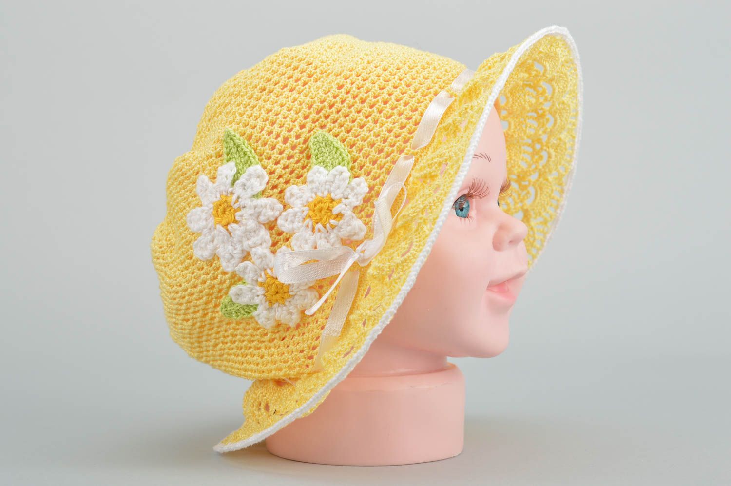 Schöner gelber Häkel Hut aus Baumwolle handmade für Kinder mit weißen Blumen foto 3