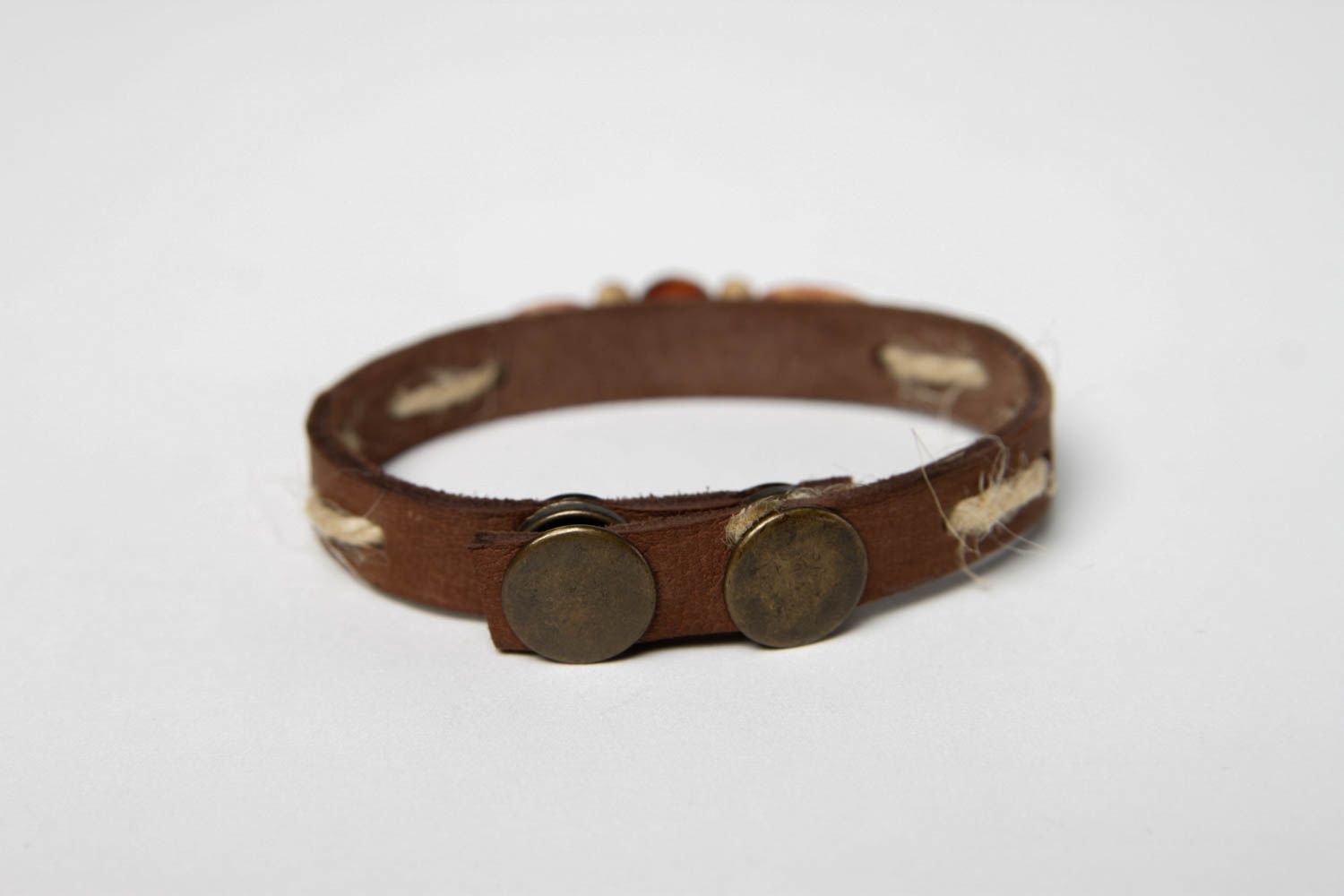 Bracelet en cuir Bijou fait main marron original design Accessoire tendance photo 5