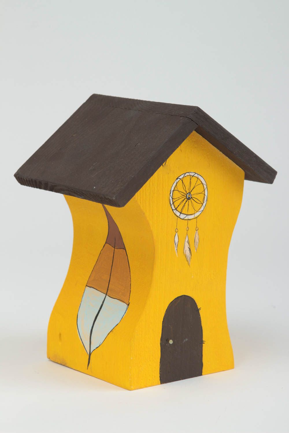 Деревянная статуэтка домик небольшой желтый с коричневой крышей ручной работы фото 2