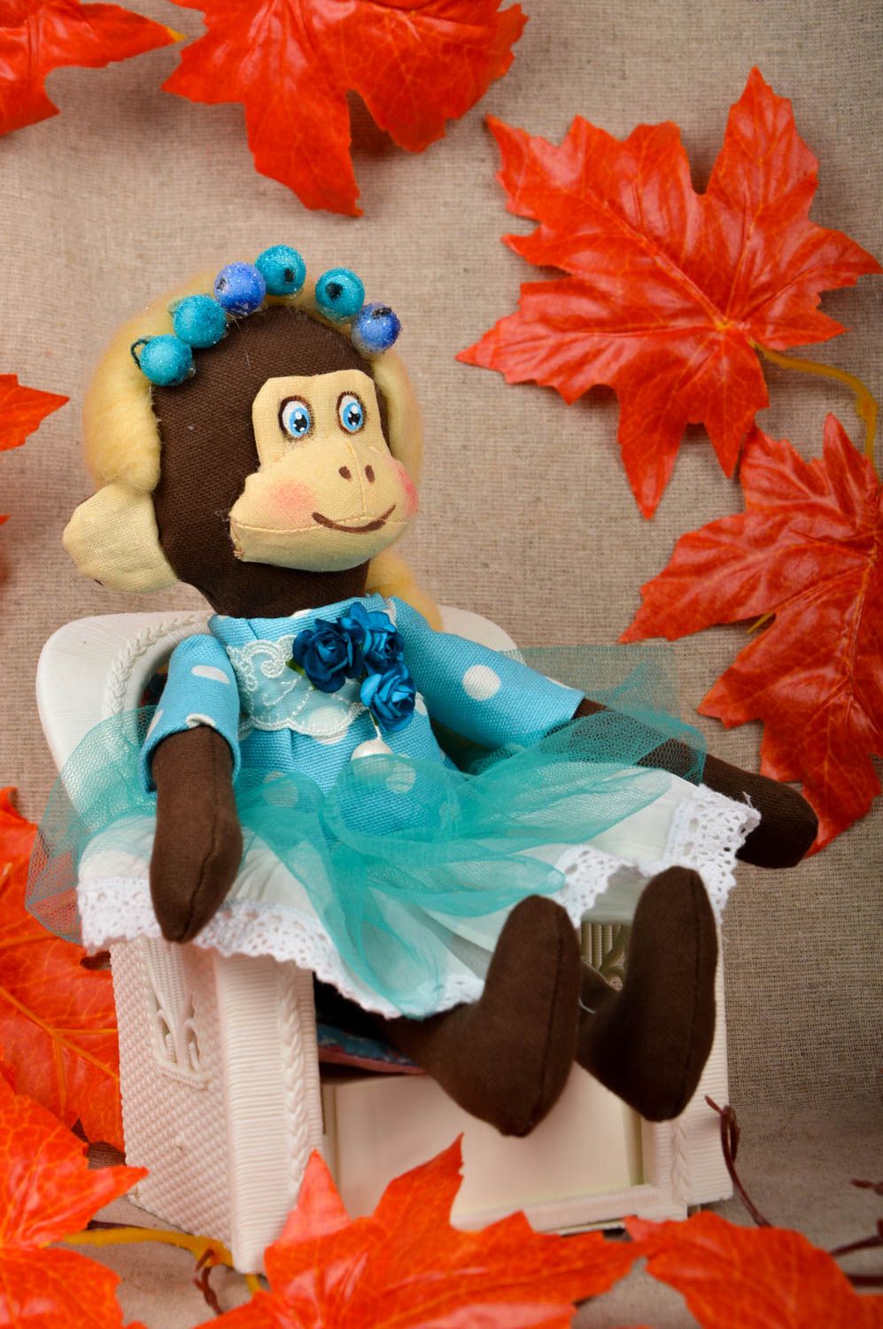 Juguete de peluche muñeca artesanal decoración de casa Mono en vestido azul foto 1
