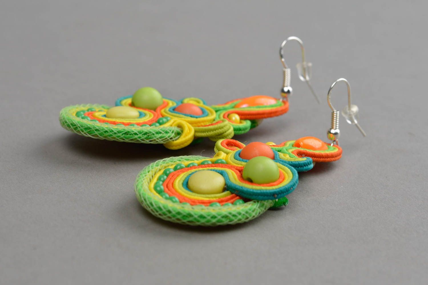 Boucles d'oreilles soutache avec perles plastiques faites main vert-orange photo 3