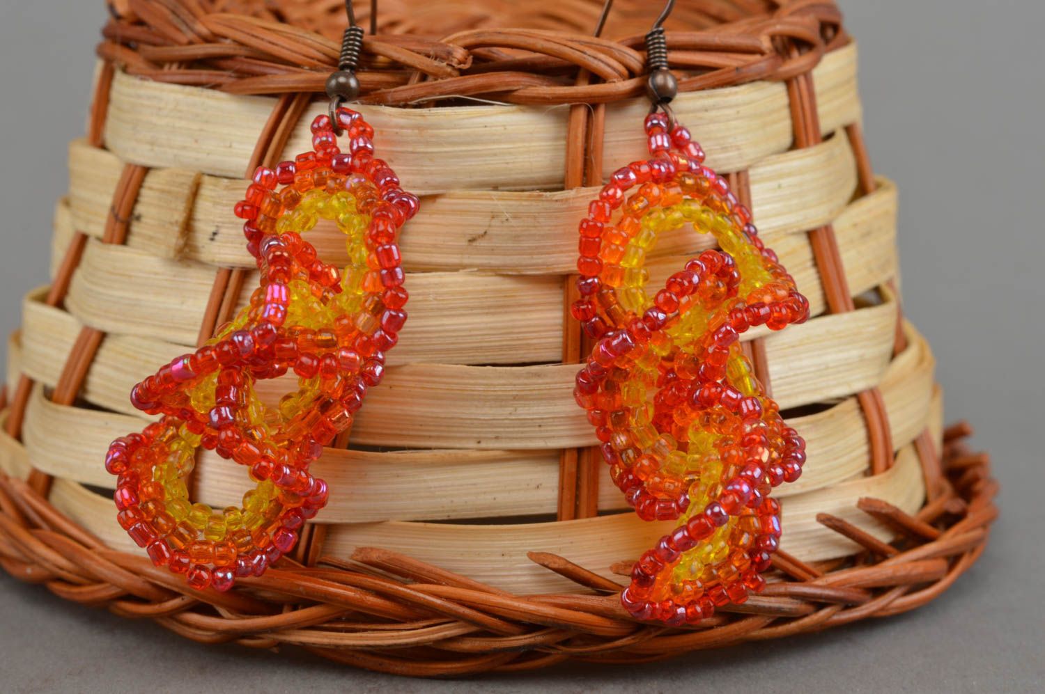 Rot gelbe lange Ohrringe aus Glasperlen  originell künstlerische Handarbeit foto 1