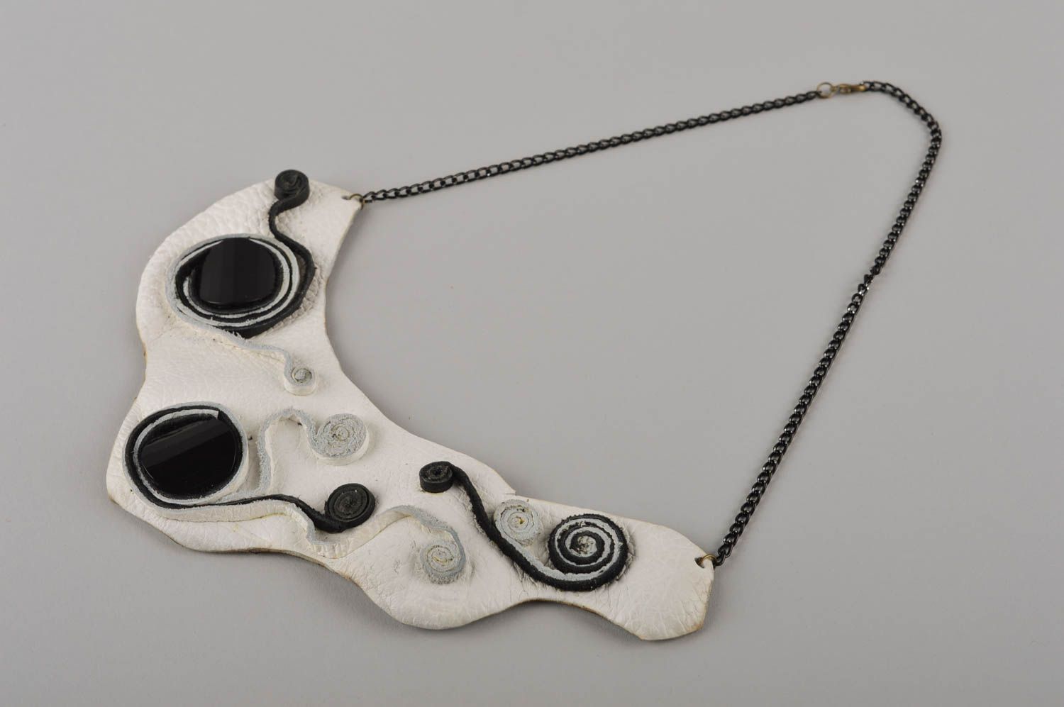 Collier en cuir Bijou fait main blanc noir sur chaîne métallique Cadeau femme photo 4