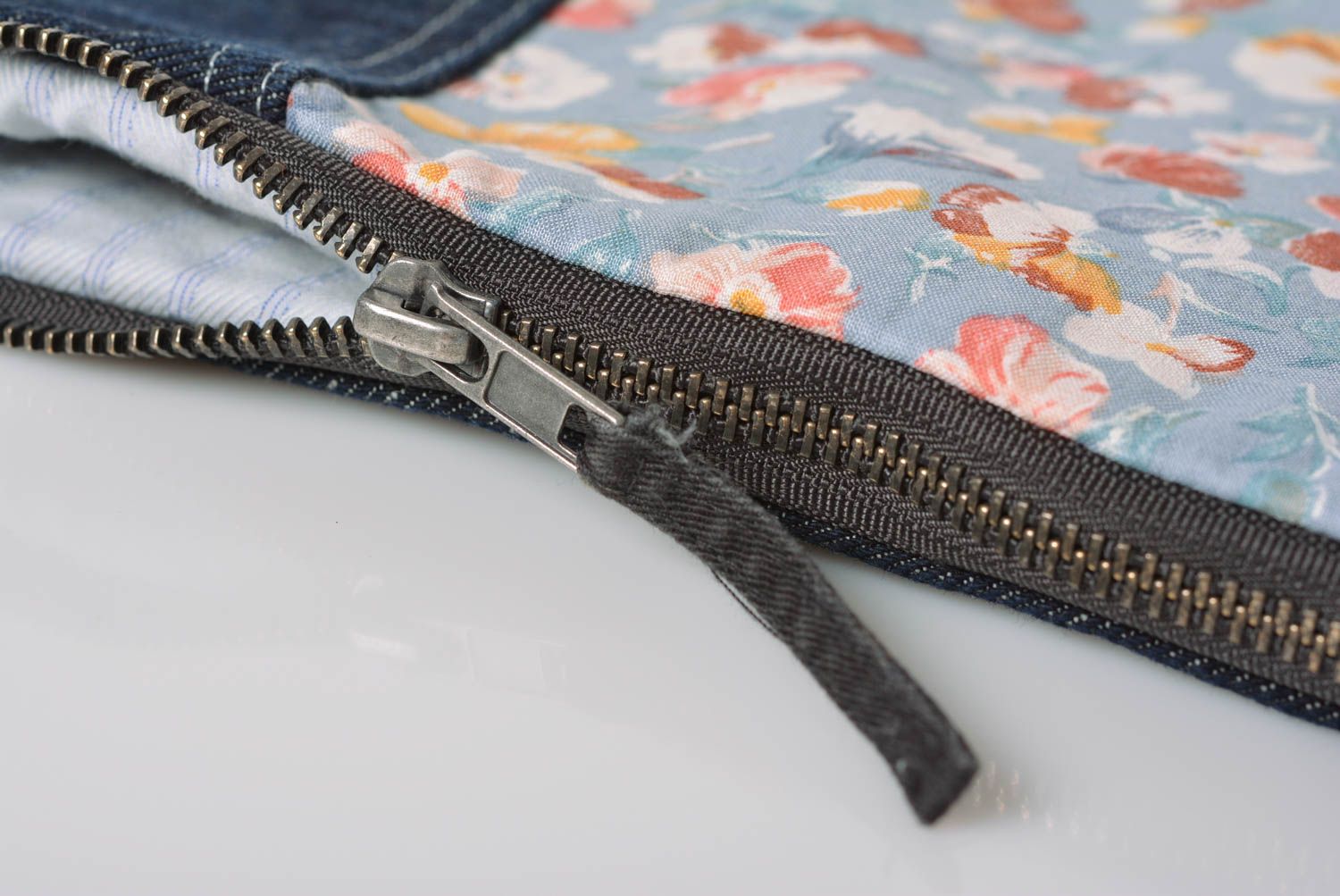 Маленький клатч из джинсовой ткани с хлопковой вставкой на молнии женская сумка фото 3