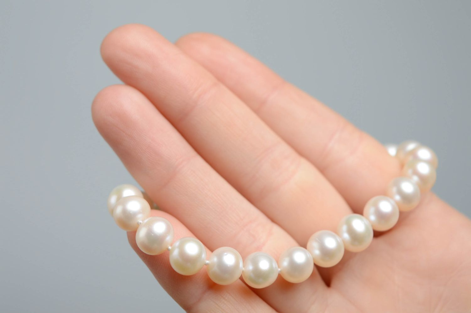 Weißes Armband aus natürlichen Perlen foto 3