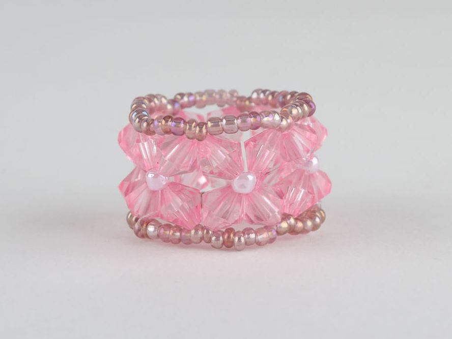 Розовое кольцо из бисера  фото 2