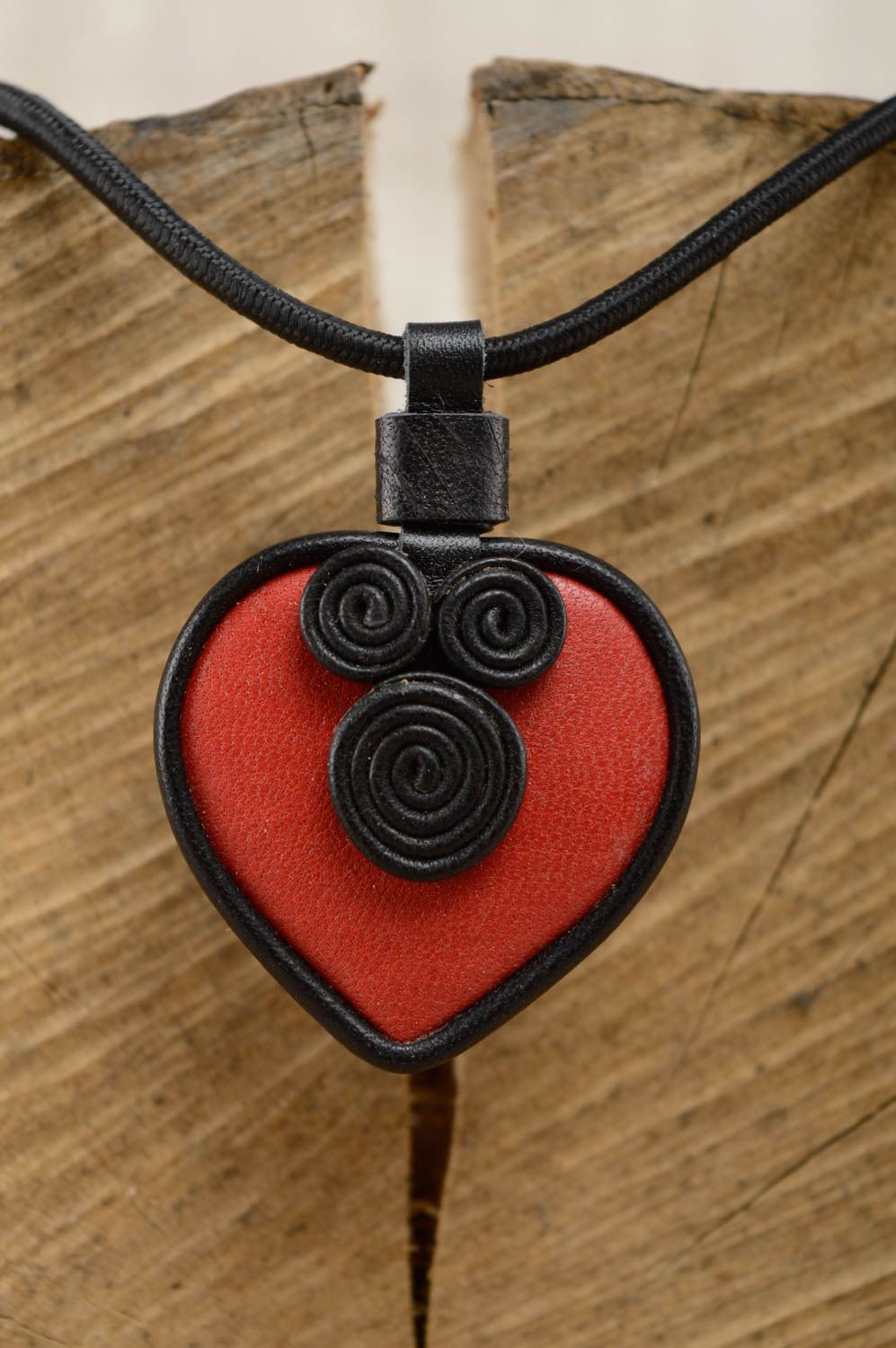 Leather neck pendant in the shape of red heart photo 1