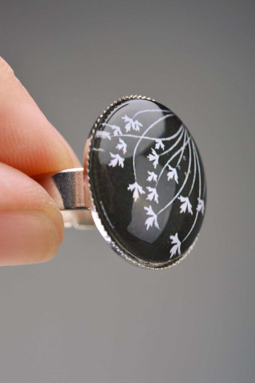 Künstlerischer runder schwarz weißer handmade Ring mit Print für Frauen Blätter  foto 3