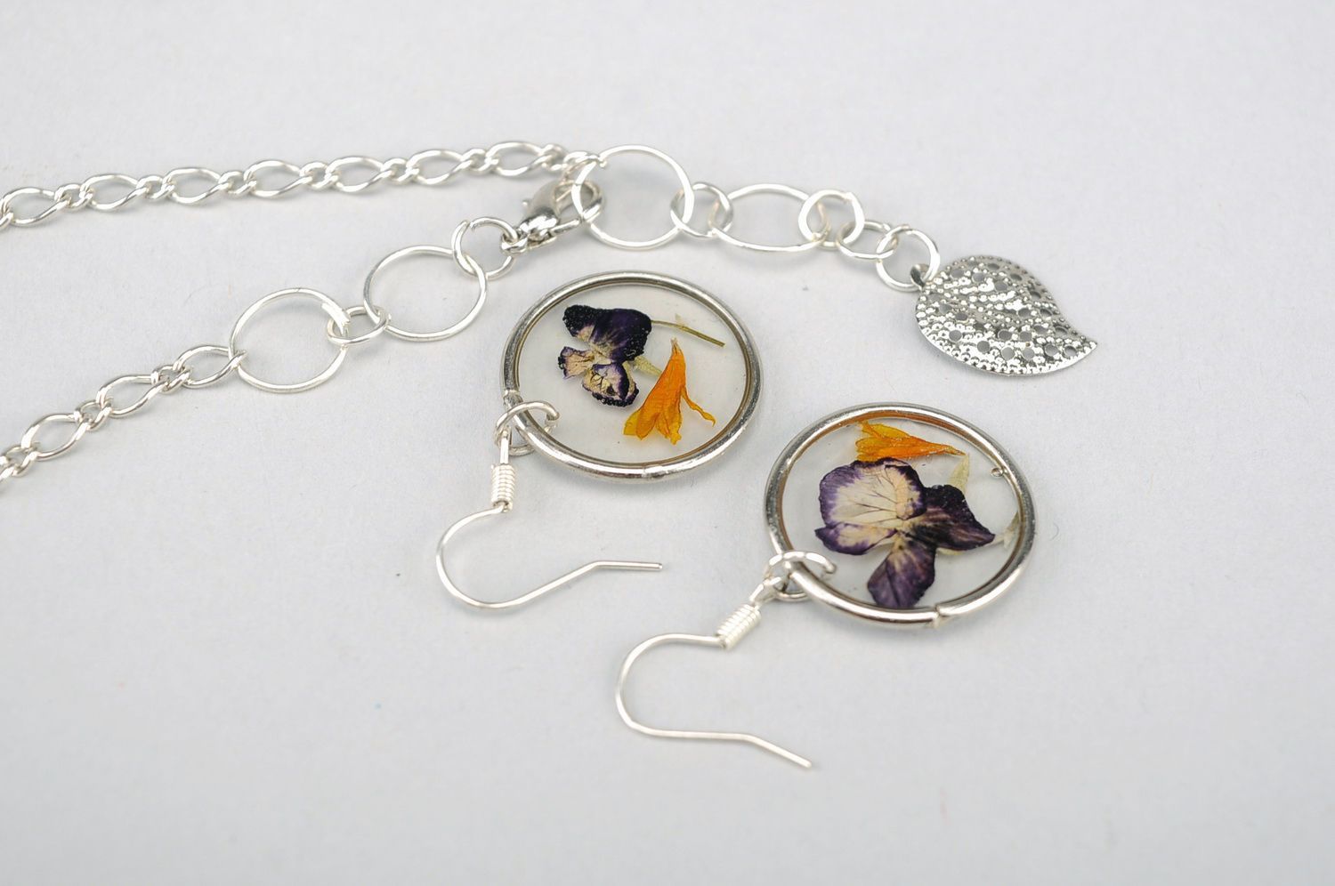 Jewelry set with natural violets flowers photo 1