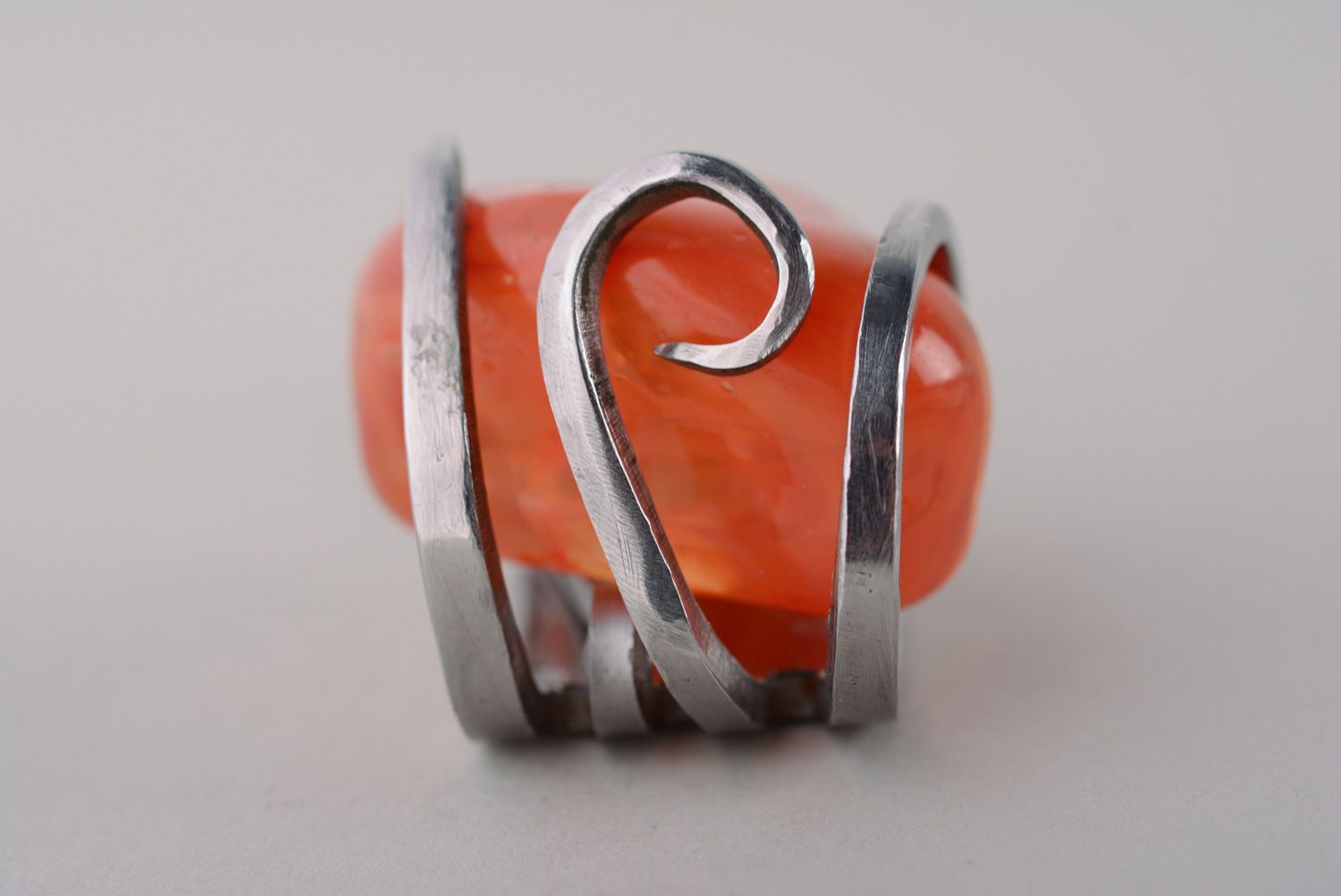 Colgante de metal hecho a mano de tenedor de cuproníquel con piedra artificial roja foto 5