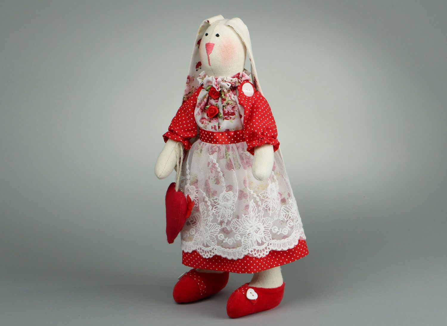 Peluche artisanale Lapin en robe rouge blanc photo 1
