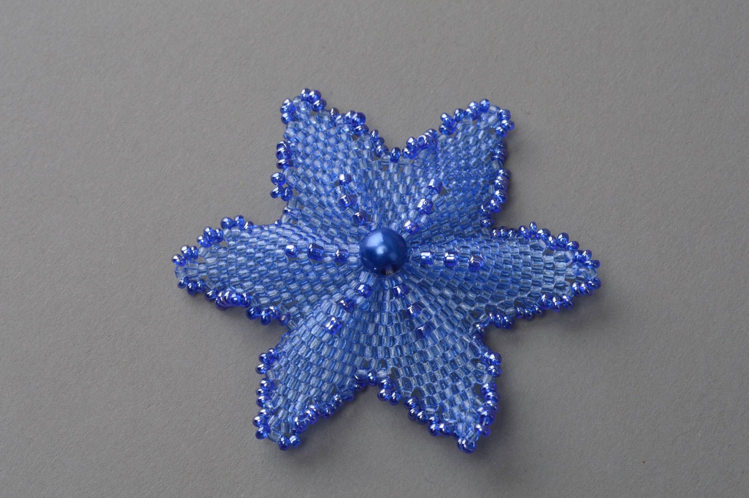 Брошь из бисера ручной работы красивая авторская в виде цветка синяя ажурная фото 2