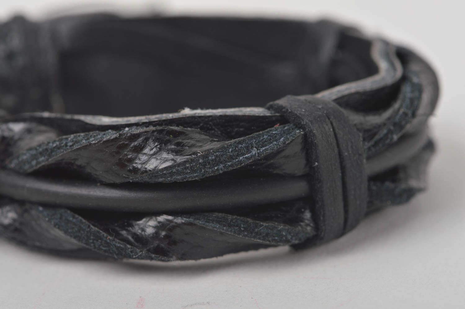 Bracelet cuir Bijoux fait main noir original et stylé Accessoire cuir beau photo 3