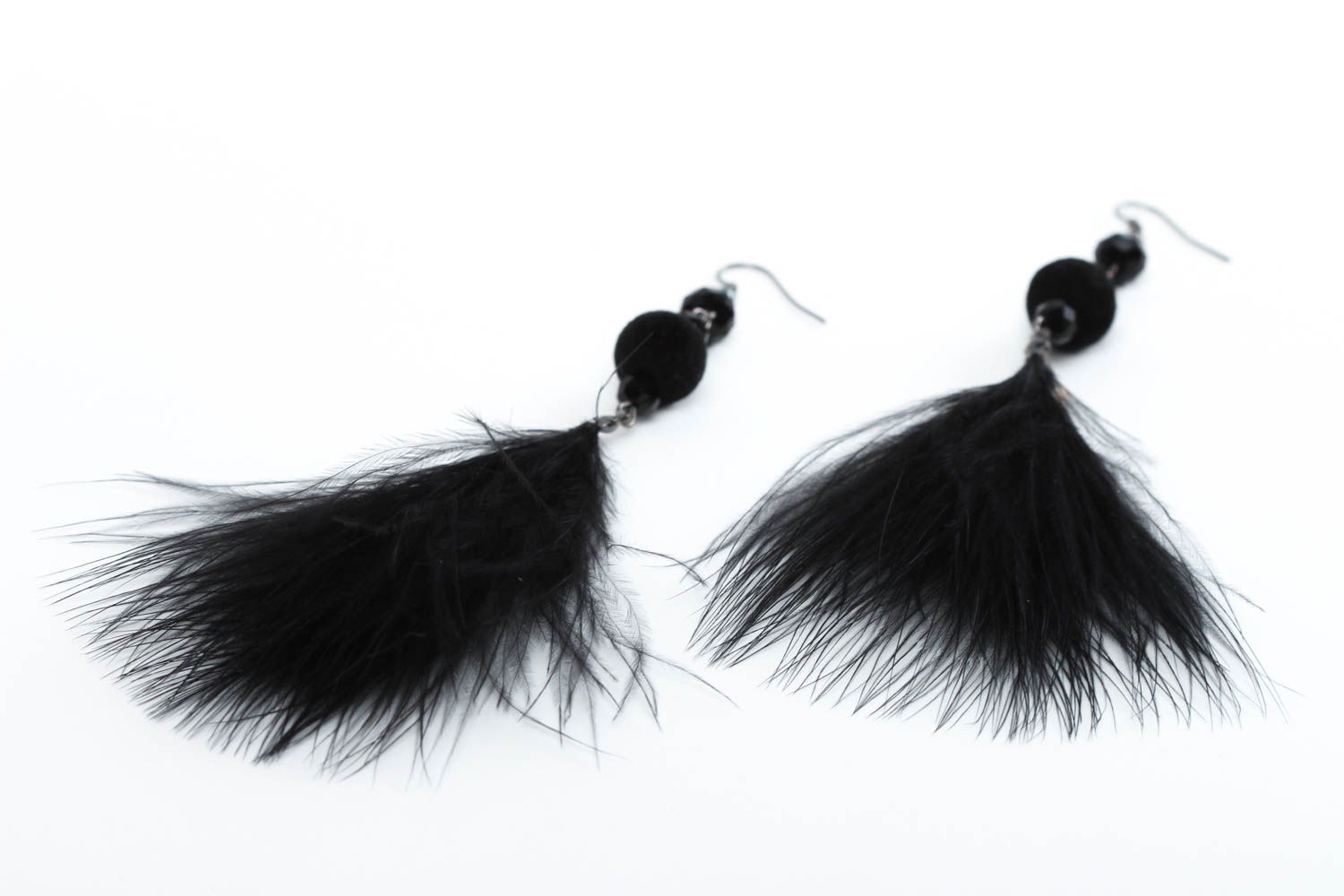 Boucles d'oreilles pendantes Bijou fait main noires avec plumes Cadeau femme photo 3