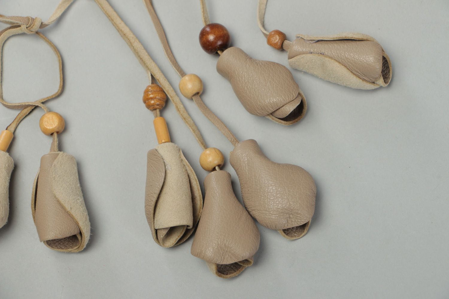 Handgemachtes originelles Leder Collier mit Holzperlen in Grau für Frauen  foto 3