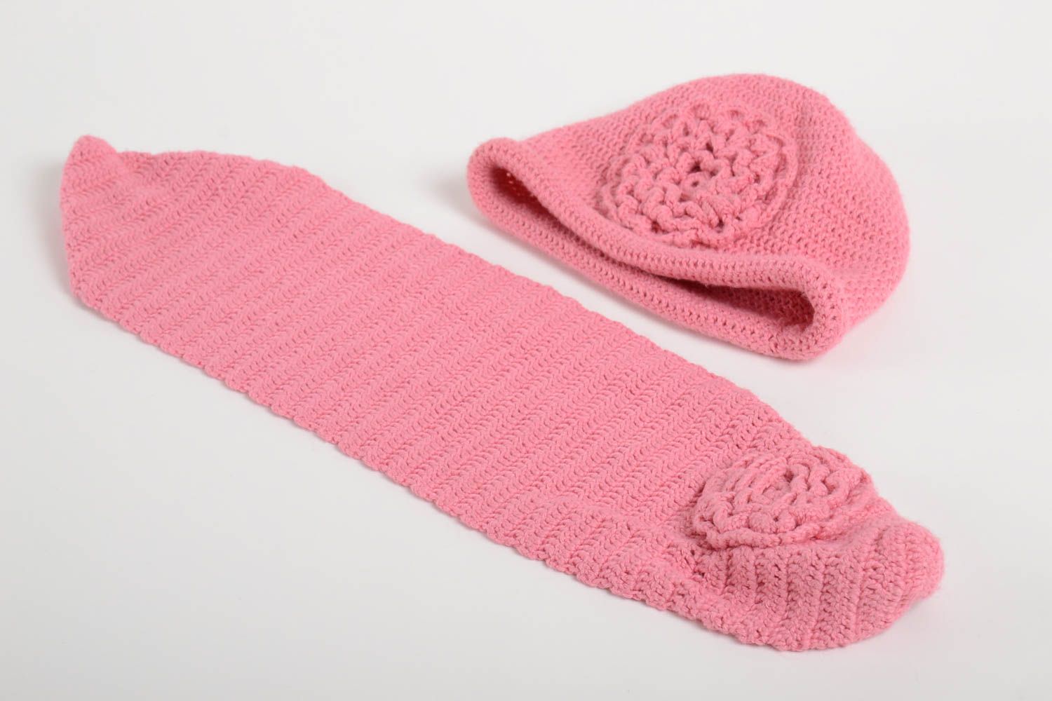 Набор вязаных аксессуаров для девочки ручной работы шапка и шарф розовые фото 3
