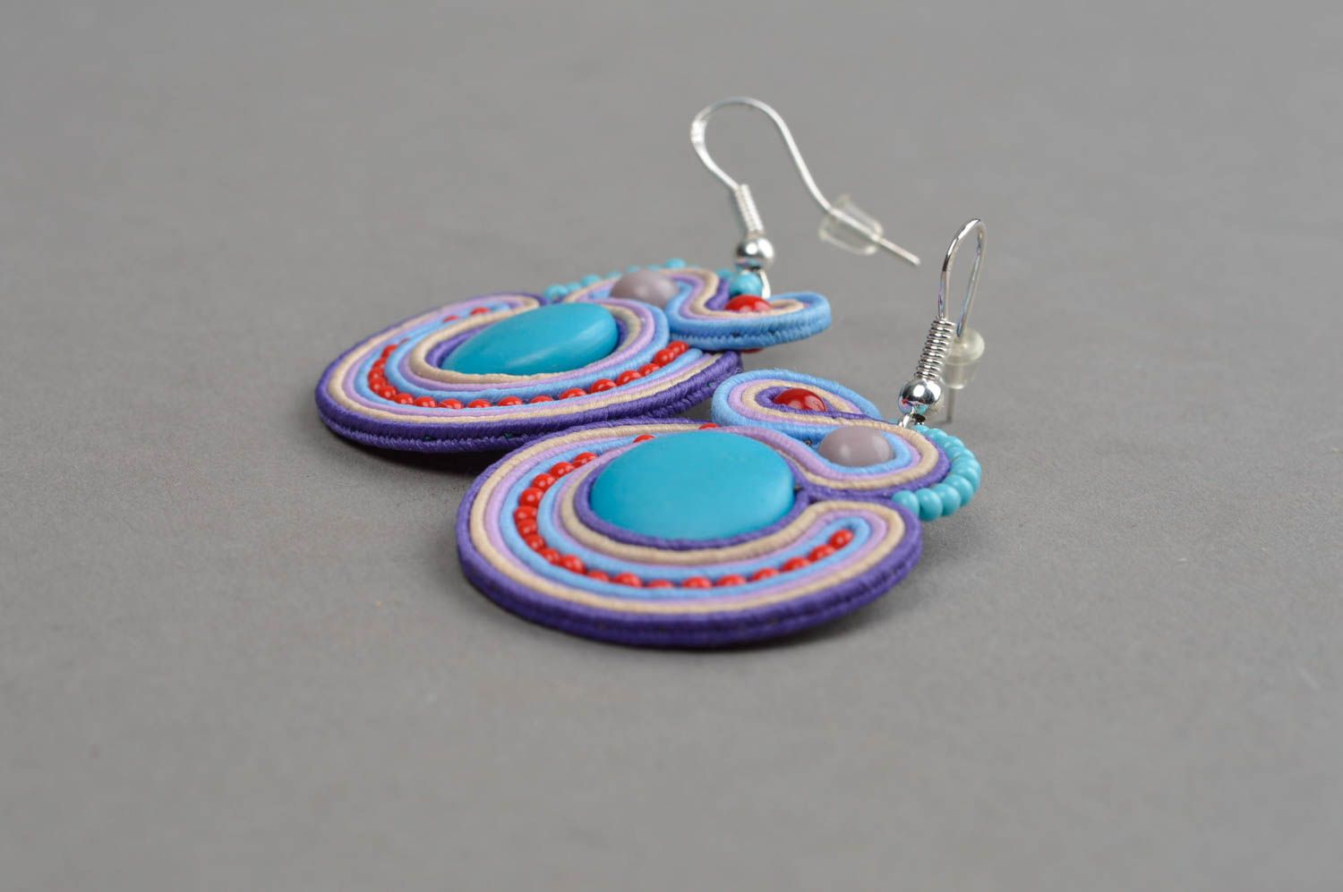 Boucles d'oreilles textiles multicolores avec perles fantaisie faites main photo 3