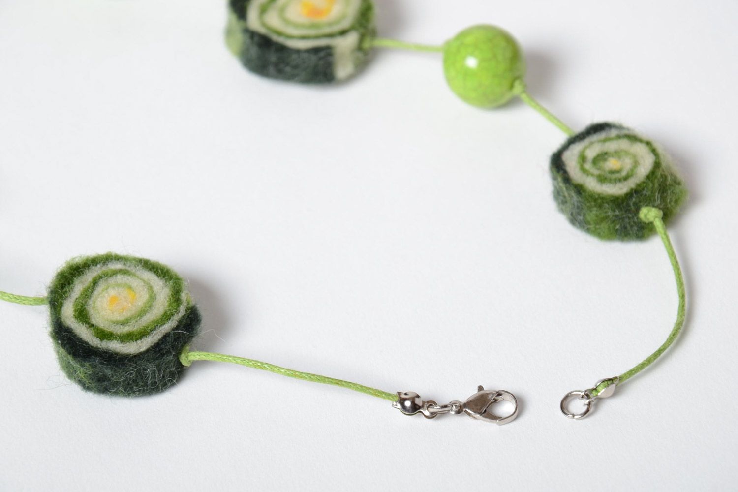 Künstlerisches grünes Collier aus Wolle Nassfilzen handmade schön weiblich weich foto 4