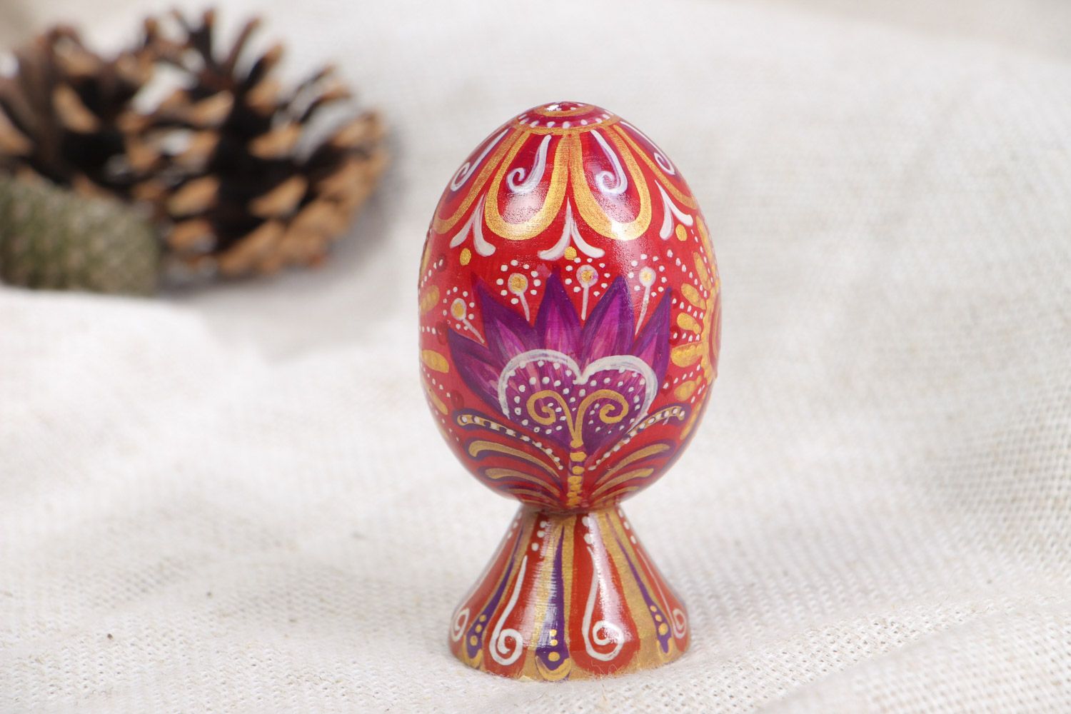 Oeuf de Pâques en bois fait main avec support de style ethnique peint décoration photo 1