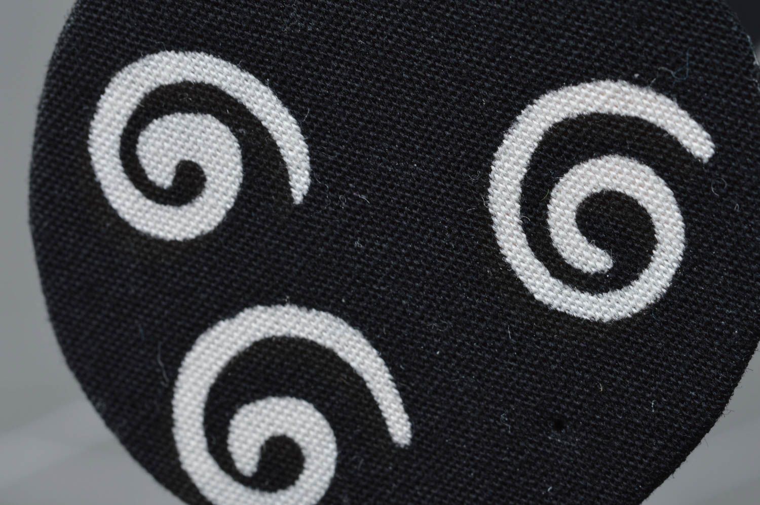 Круглые серьги ручной работы из ткани на основе картона черные с белым фото 3
