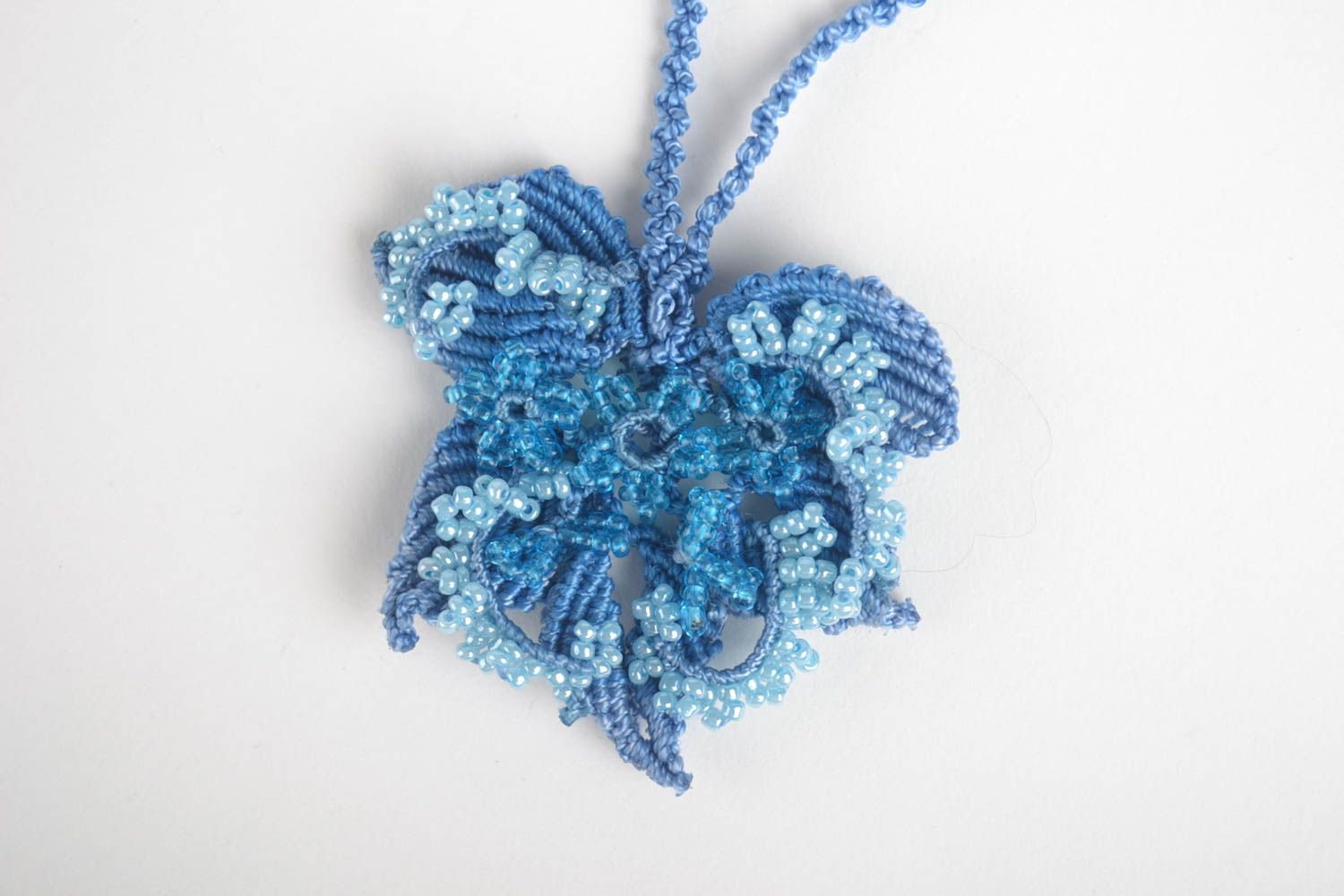 Украшение ручной работы плетеный кулон подвеска на шею с бисером голубая фото 2