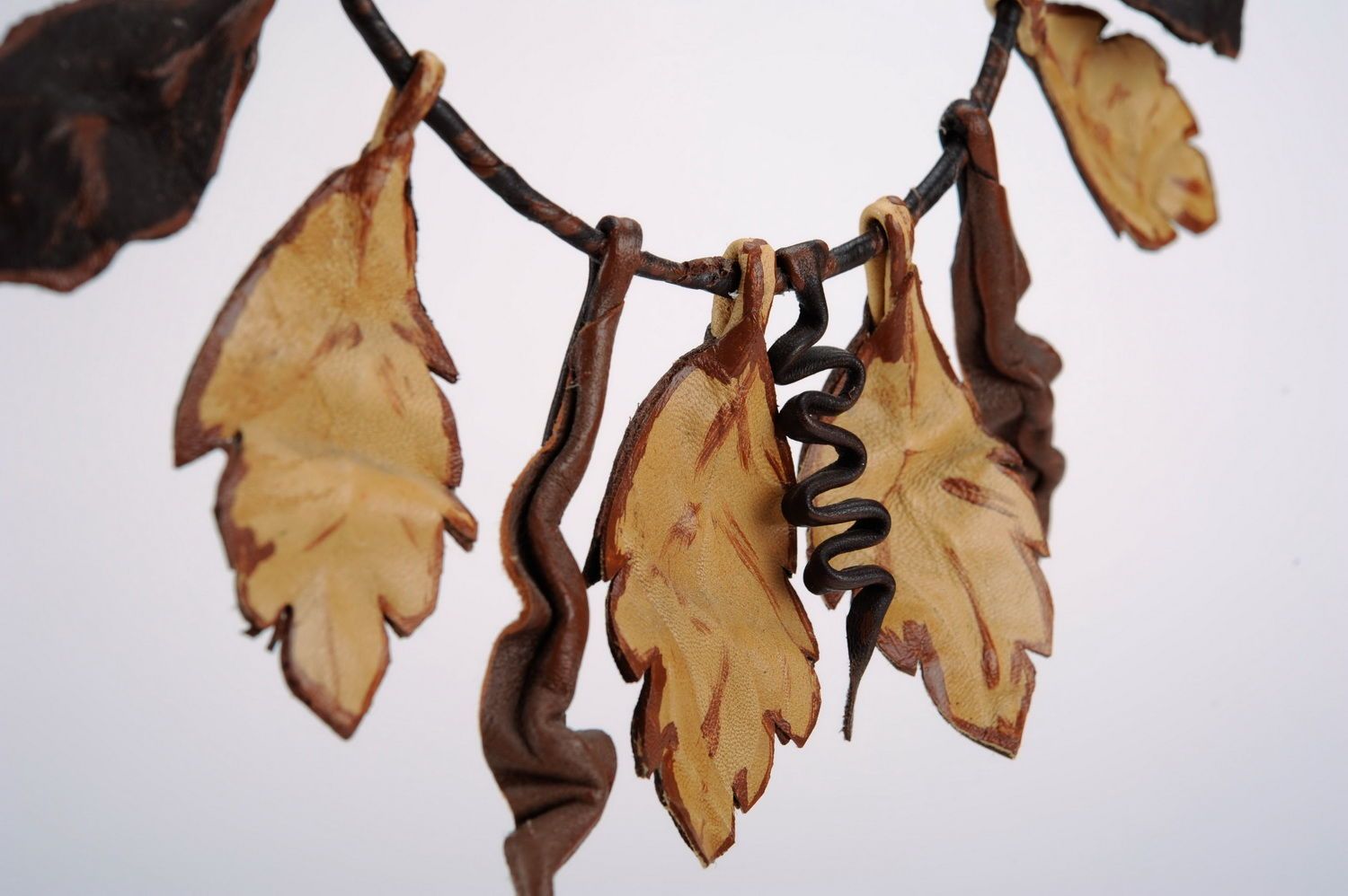 Collier en cuir feuilles d'automne fait main photo 1
