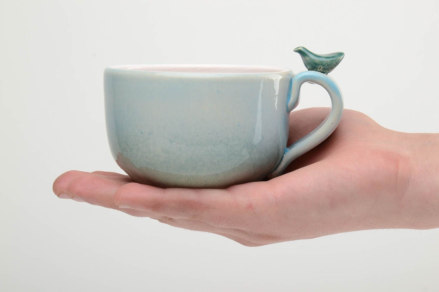 Голубая чашка ручной работы из глины расписанная глазурью и эмалью 300 мл фото 5