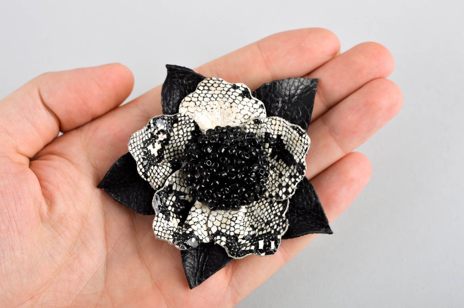 Broche en cuir Accessoire fait main fleur noir-argenté Cadeau pour femme photo 5