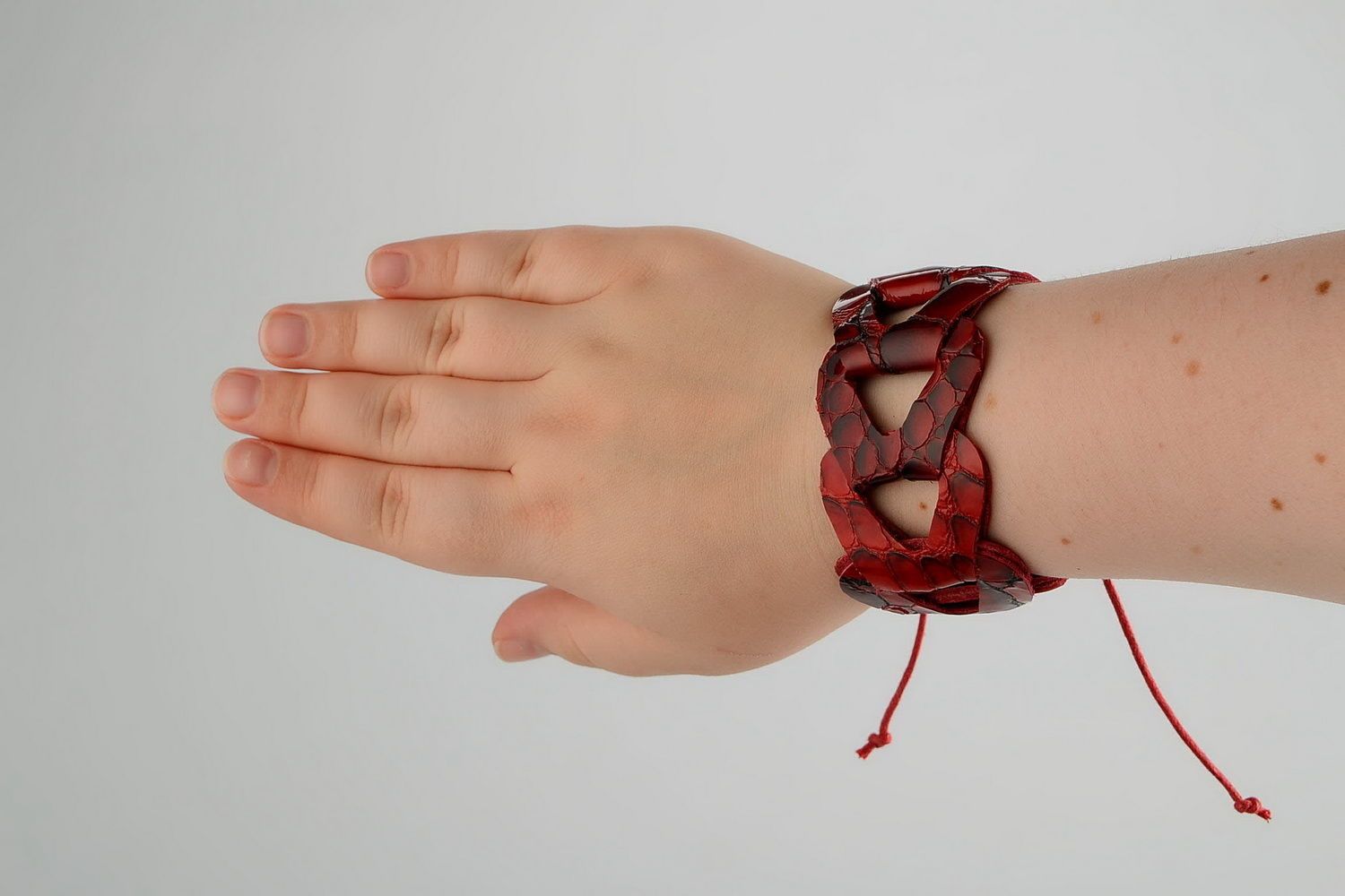 Grand bracelet en cuir rouge fait main photo 5