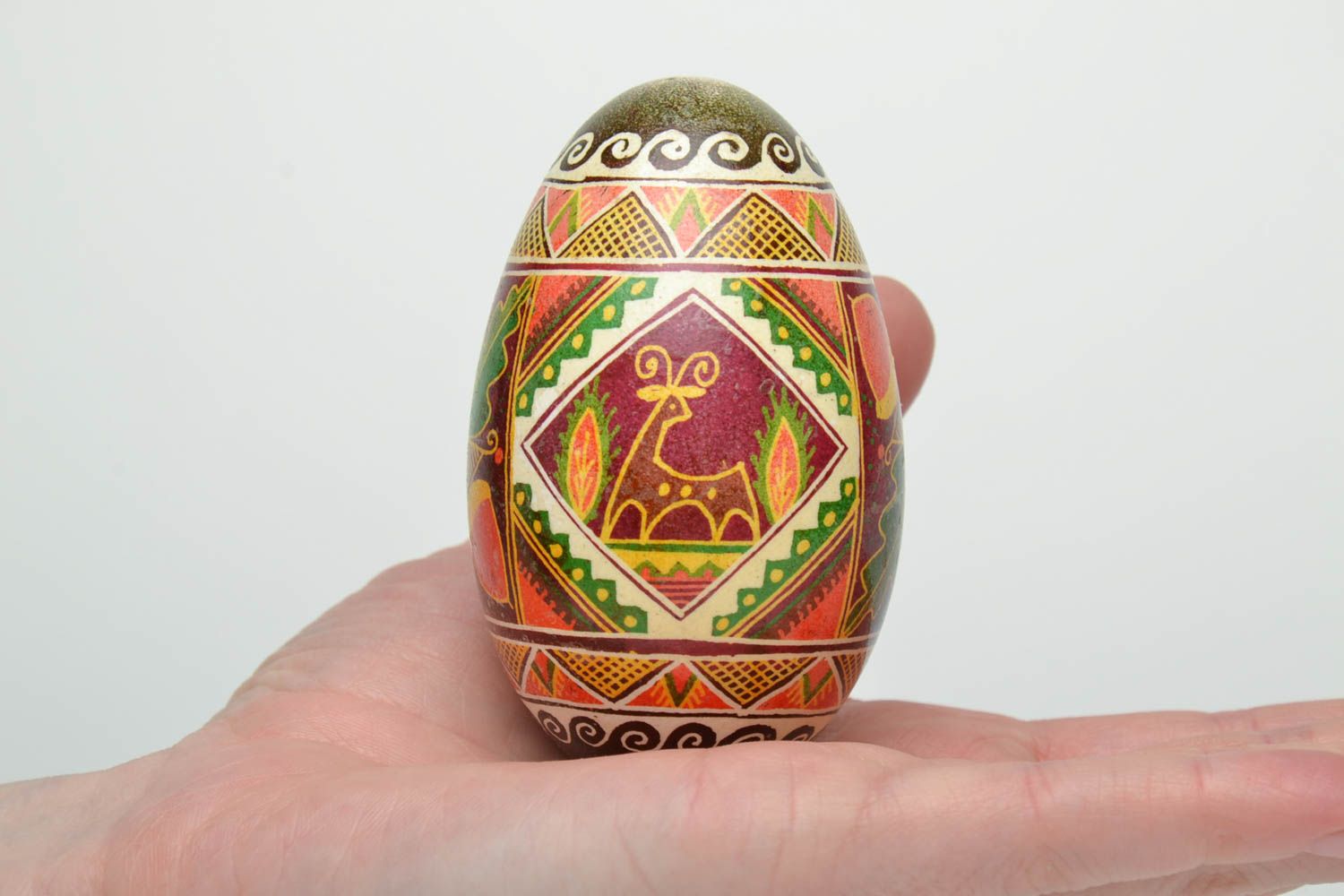 Œuf de Pâques fait main peint de couleurs décor pour maison avec symboles photo 5
