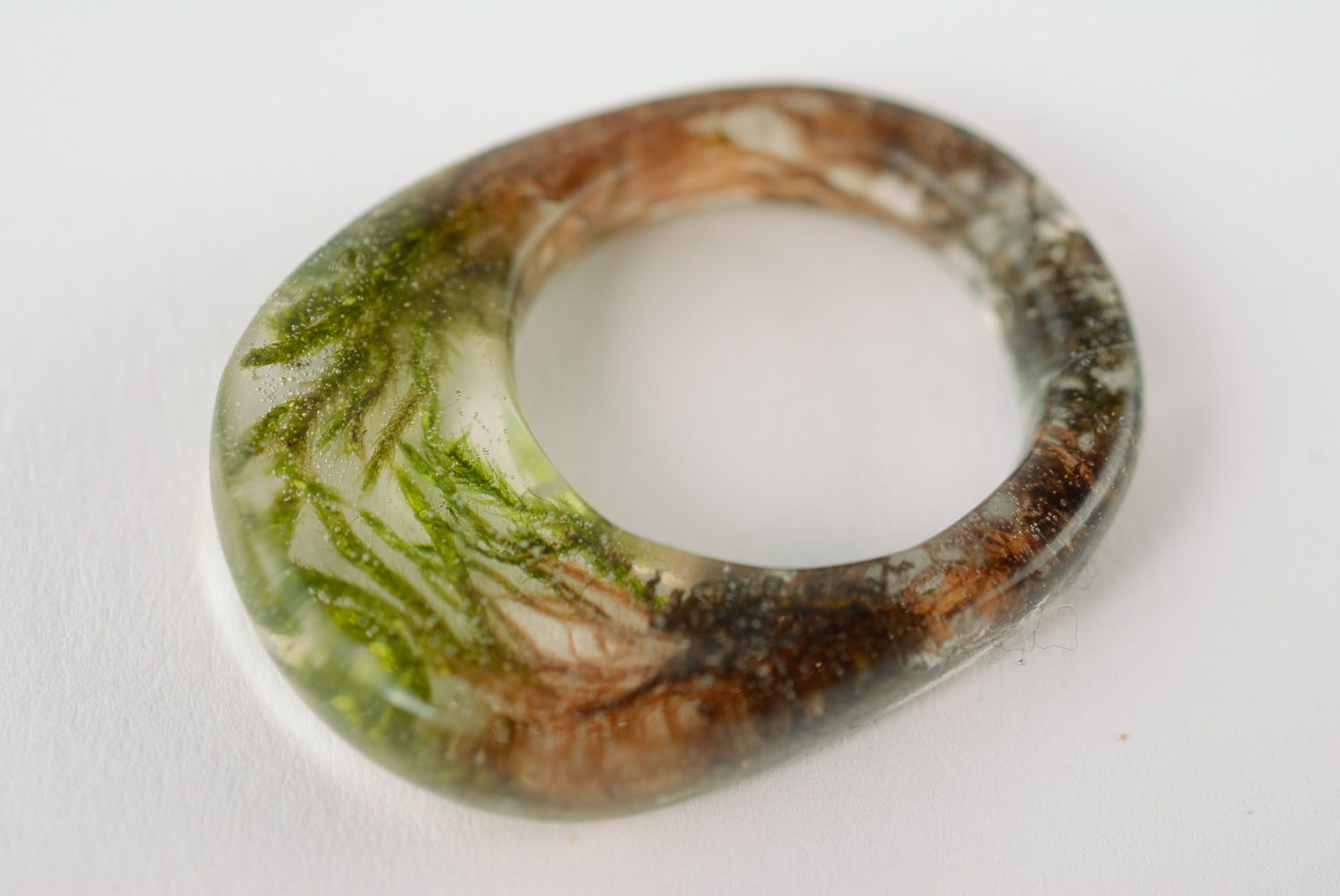 Schöner ungewöhnlicher handmade Ring aus Epoxidharz mit grünem Moos foto 1