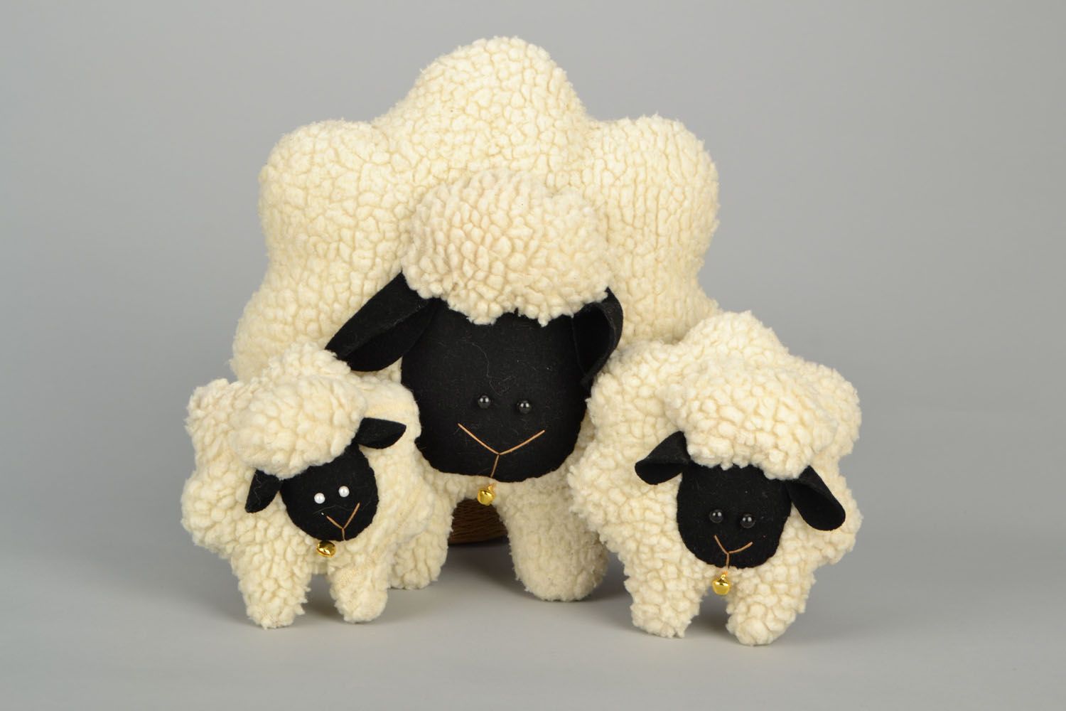 Brinquedo-almofada macio em forma de uma ovelha foto 1